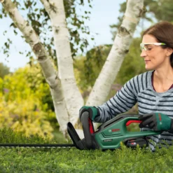 Bosch Power For All 18V 550mm UniversalHedgeCut 18-55 Cordless Hedge Trimmer -Garden & Outdoors bosch power for all 18v 550mm universalhedgecut 18 55 cordless hedge trimmer4059952558776 04i bq