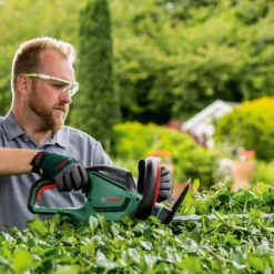Bosch UniversalHedgeCut 60 480W 116cm Corded Hedge Trimmer 13 Bosch UniversalHedgeCut 60 480W 116cm Corded Hedge Trimmer -Garden & Outdoors bosch universalhedgecut 60 480w 116cm corded hedge trimmer4059952614717 06i bq